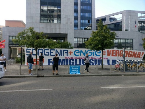 Tirreno Power, la protesta dei lavoratori arriva alla sede di Engie a Milano: attesa per incontro al Ministero