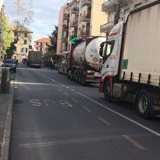 Il traffico dei tir dal casello di Albisola al porto di Savona rovina le strade, i sindaci scrivono all'Autorità portuale