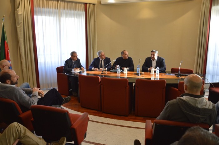 Piaggio Aerospace, i sindacati: "Il neo commissario sciolga i dubbi, altrimenti pronti a scendere in piazza" Piaggio Aerospace, i sindacati: "Il neo commissario sciolga i dubbi, altrimenti pronti a scendere in piazza"