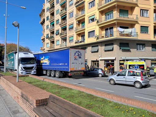 Savona, tamponamento tra tir e auto in corso Mazzini (FOTO)