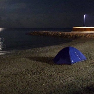 Albenga: l'estate sta finendo, ma le tende in spiaggia rimangono