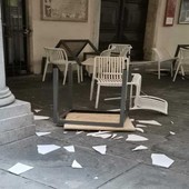 Savona, vandali danneggiano tavoli e sedie del bar-paninoteca di Piazza Chabrol Savona, vandali danneggiano tavoli e sedie del bar-paninoteca di Piazza Chabrol
