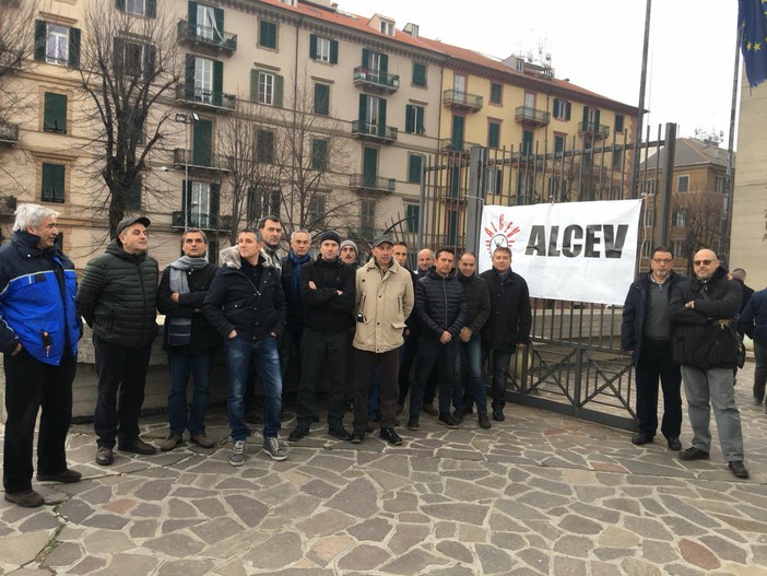 Tirreno Power: Alcev e Medicina Democratica davanti al tribunale in attesa dell'udienza Tirreno Power: Alcev e Medicina Democratica davanti al tribunale in attesa dell'udienza