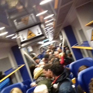 Stipati come sardine sul regionale 4681 Fossano-Savona: "Una vergogna"