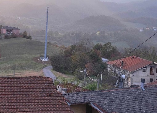 Piana Crixia, traliccio in località Cheilini. Il sindaco: "Gli uffici comunali hanno dato le risposte del caso, chi dice il contrario, mente"