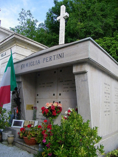 Commemorazione del 2 Novembre: a Stella un cuscino di fiori sulla tomba di Sandro Pertini