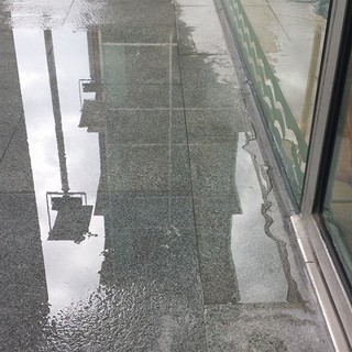 Savona, progettazione sbagliata e la parte esterna del negozio si allaga quando piove: la storia di &quot;Tutto il mondo ne parla&quot;