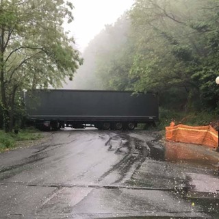 Tir bloccato a Stella San Martino: vigili del fuoco mobilitati (FOTO)