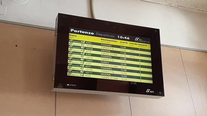 Il tabellone della stazione ferroviaria di Fossano questa mattina