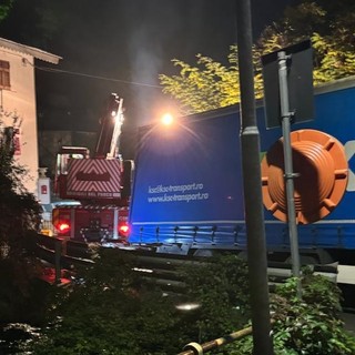 Tir incastrato sulla Sp 542 tra Teglia e San Martino: vigili del fuoco mobilitati, disagi al traffico Tir incastrato sulla Sp 542 tra Teglia e San Martino: vigili del fuoco mobilitati, disagi al traffico