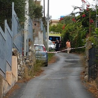 Trovato senza vita in una pozza di sangue ad Alassio, indagini dei Carabinieri