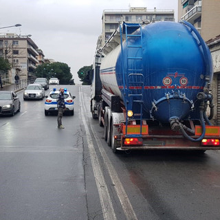 Asfalto scivoloso, camion bloccato in corso Mazzini a Savona