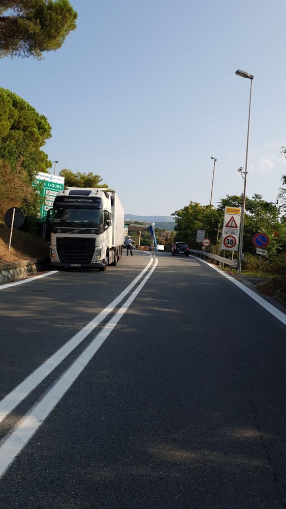 Celle, autista di un tir si sente male ed esce dall'autostrada fermandosi sulla rampa: disagi alla viabilità Celle, autista di un tir si sente male ed esce dall'autostrada fermandosi sulla rampa: disagi alla viabilità