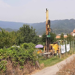 Rigassificatore, trivella al lavoro su un terreno a Valleggia. Il proprietario: "Nessuna strada percorribile per contrastarli" Rigassificatore, trivella al lavoro su un terreno a Valleggia. Il proprietario: "Nessuna strada percorribile per contrastarli"