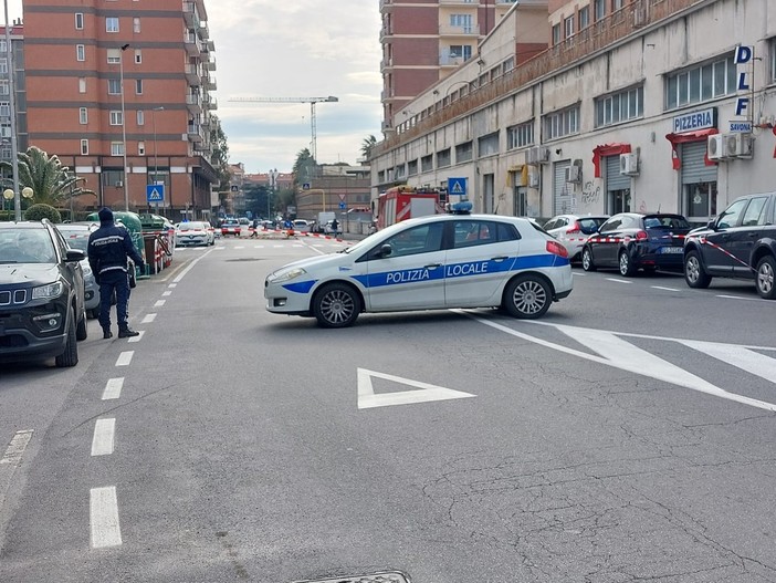 Savona, cadono pezzi di coibentazione da un tetto: traffico in tilt