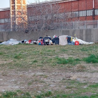 Savona, tende e rifiuti abbandonati vicino al Priamar: lanciato l'allarme (FOTO)