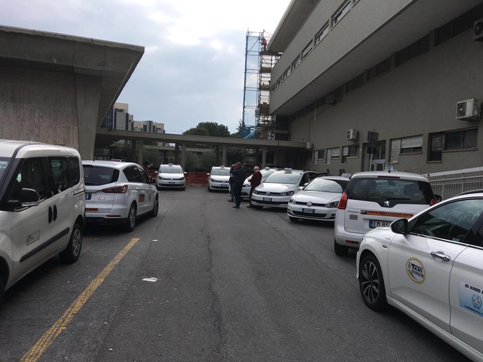 Savona, cancellata la scritta riservata ai tassisti della stazione. Vice sindaco Arecco: “Troveremo una soluzione” Savona, cancellata la scritta riservata ai tassisti della stazione. Vice sindaco Arecco: “Troveremo una soluzione”