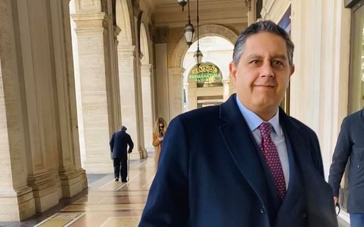 Coronavirus, Toti: "500 euro una tantum a famiglia per sostenere i genitori che lavorano" Coronavirus, Toti: "500 euro una tantum a famiglia per sostenere i genitori che lavorano"