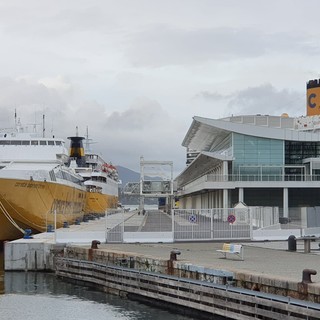 Savona, traghetti della Corsica Ferries ormeggiati in porto. Canavese (Autorità Portuale): "Rientreranno nel pomeriggio a Vado"
