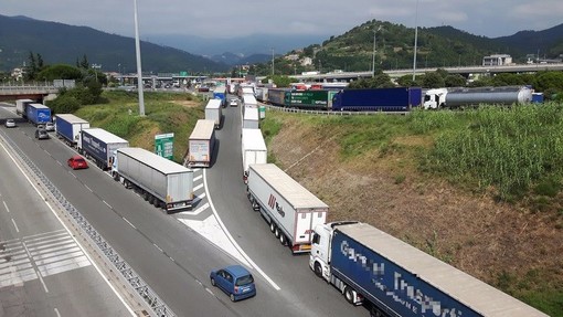 Nuovi limiti ai Tir sull’Autostrada A10, Forzano: "Non vengono rispettati"
