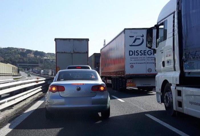 Tir sul tratto autostradale Savona-Celle: ci vogliono limiti e controlli immediati Tir sul tratto autostradale Savona-Celle: ci vogliono limiti e controlli immediati