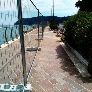 Alassio, lungomare transennato verso Laigueglia. AssoRistoBar: "Un breve disagio nel nome della sicurezza"