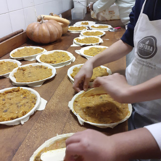 Borgio Verezzi, gli alunni della scuola media a lezione di cultura della cucina locale con la torta di zucca