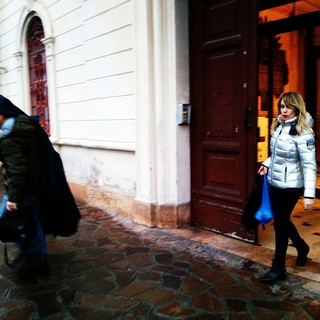 Nella sequenza di tre foto: la troupe di Pomeriggio 5 esce dal Comune di Alassio