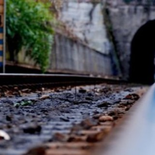Albenga, cammina lungo i binari: uomo investito dal treno