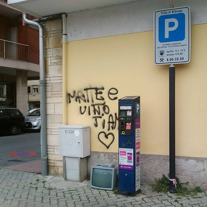 Ad Albenga qualcuno confonde parcometri e rifiuti ingombranti Ad Albenga qualcuno confonde parcometri e rifiuti ingombranti