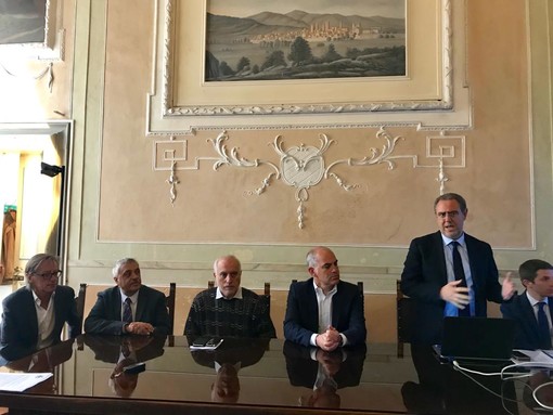 Albenga, Tomatis: "Grazie all'accordo con ENGIE Italia la nostra città sarà meglio illuminata e più sicura il tutto con una attenzione particolare all'ambiente" Albenga, Tomatis: "Grazie all'accordo con ENGIE Italia la nostra città sarà meglio illuminata e più sicura il tutto con una attenzione particolare all'ambiente"