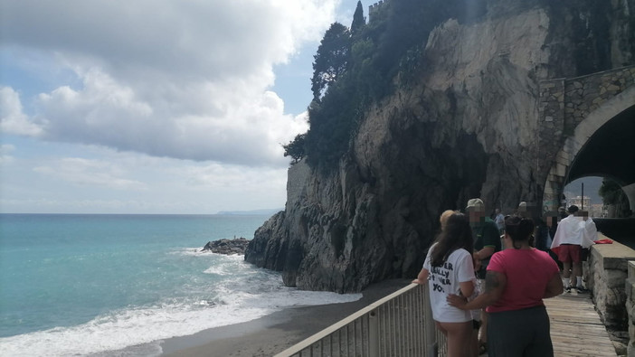 Finale, si arrampicano sugli scogli del Castelletto ma non riescono a tuffarsi: due giovani recuperati dai Vigili del fuoco Finale, si arrampicano sugli scogli del Castelletto ma non riescono a tuffarsi: due giovani recuperati dai Vigili del fuoco