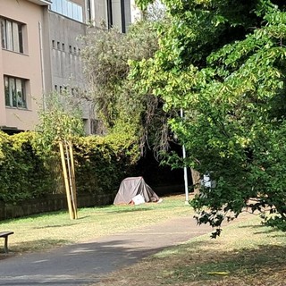 Savona, prime tende e bivacchi abusivi del weekend sulle spiagge e nei parchi cittadini