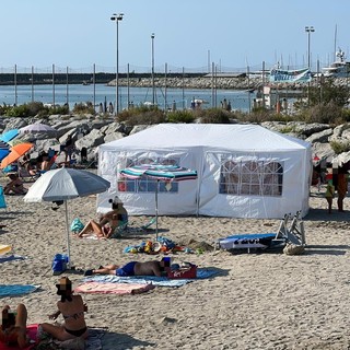 Pietra, tenda abusiva installata sulla spiaggia: sequestrata dalla Polizia Locale, 200 euro di multa ai proprietari Pietra, tenda abusiva installata sulla spiaggia: sequestrata dalla Polizia Locale, 200 euro di multa ai proprietari