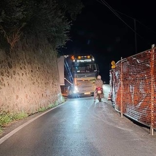 Due tir bloccati a Stella, disagi al traffico (FOTO)