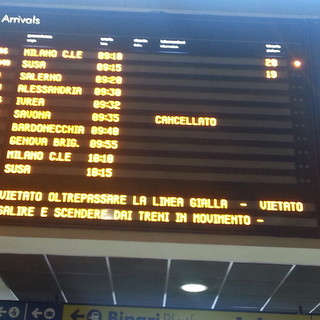 Il tabellone di Torino Porta Nuova, che mostra il treno in arrivo da Savona come "cancellato"