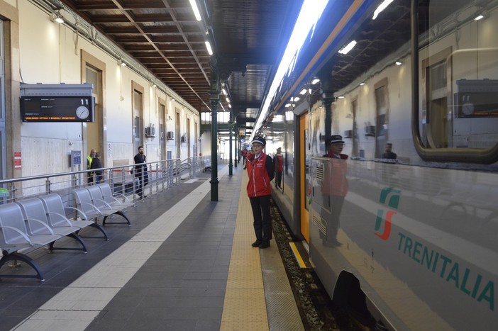 Niente carrelli ristoro sugli Intercity, a rischio 25 lavoratori tra Genova e Milano Niente carrelli ristoro sugli Intercity, a rischio 25 lavoratori tra Genova e Milano