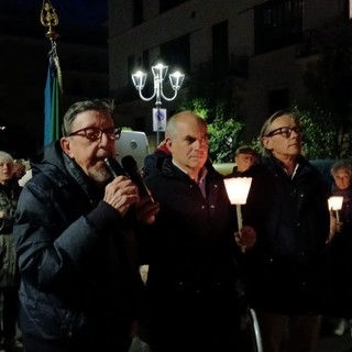 Albenga, Fiaccolata lungo il "Cammino della Memoria". Riccardo Tomatis: "Serate che fanno ben sperare in un futuro migliore"