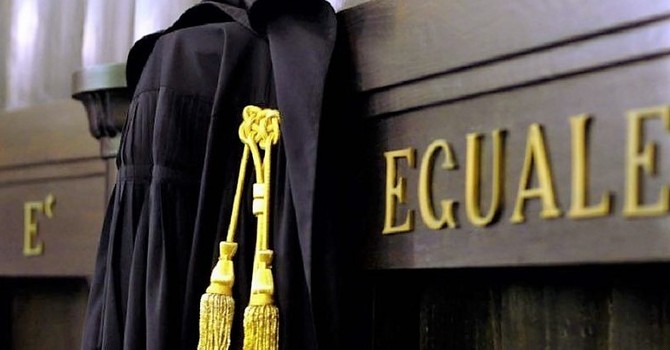 Palpeggiamenti e tentati baci mentre erano in gita in spiaggia a Bergeggi: condannato a 3 anni