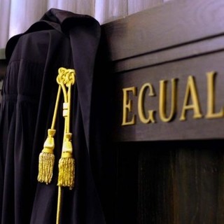 Botte a un giornalista durante un comizio: condanna definitiva per quattro poliziotti Botte a un giornalista durante un comizio: condanna definitiva per quattro poliziotti