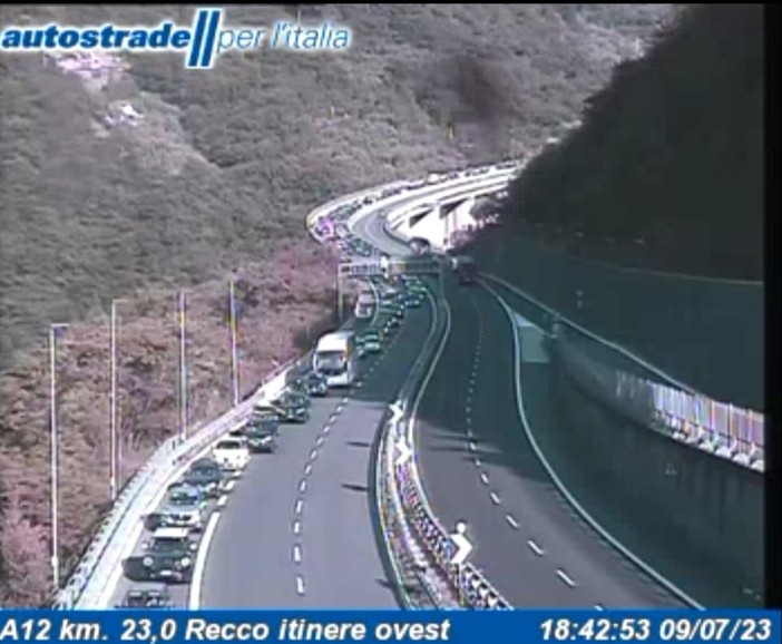 Pullman in fiamme in galleria sulla A12, chiusa l'autostrada tra Genova e Sestri Levante (VIDEO) Pullman in fiamme in galleria sulla A12, chiusa l'autostrada tra Genova e Sestri Levante (VIDEO)