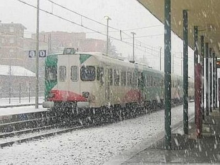 Treni bloccati dal ghiaccio a Genova: partono i bus sostitutivi