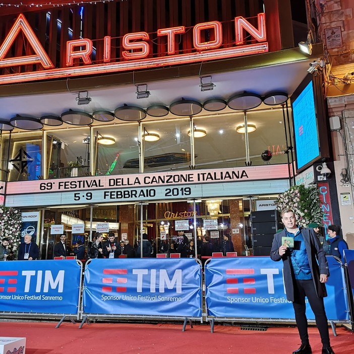 Il tenore pop nolese Davide Pastorino sul red carpet dell'Ariston per presentare il suo nuovo album dal titolo &quot;Incantevole&quot;