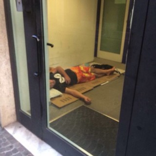 Dormitorio nell’atrio della Banca di via Genova ad Albenga