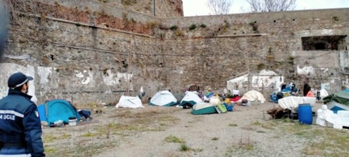 Campeggio abusivo sulle spiagge di Savona, consigliere Santi: "L'amministrazione non ritiene opportuno emettere un'ordinanza?" Campeggio abusivo sulle spiagge di Savona, consigliere Santi: "L'amministrazione non ritiene opportuno emettere un'ordinanza?"