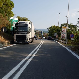 Celle, autista di un tir si sente male ed esce dall'autostrada fermandosi sulla rampa: disagi alla viabilità