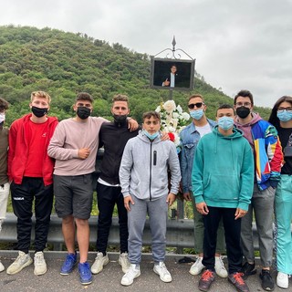 Alassio, il volto sorridente di Marco Parascosso veglierà sull'Aurelia bis