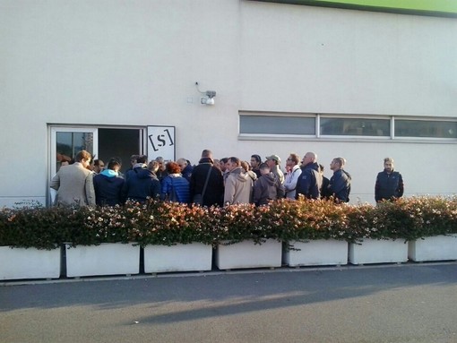 Burlando incontra i lavoratori Tirreno Power: "Mi impegnerò per portare la vicenda dal Premier Matteo Renzi" Burlando incontra i lavoratori Tirreno Power: "Mi impegnerò per portare la vicenda dal Premier Matteo Renzi"