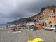 La &quot;processione&quot; dei turisti low cost sulla spiaggia di Varigotti (FOTO e VIDEO)