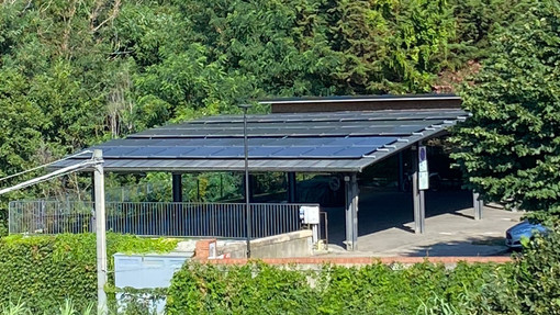 Calice, l'illuminazione pubblica del centro è completamente rinnovabile: in funzione i pannelli del PalaDecia Calice, l'illuminazione pubblica del centro è completamente rinnovabile: in funzione i pannelli del PalaDecia